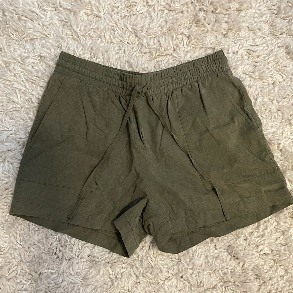 NWOT Kenneth Cole Green safari shorts